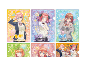 「五等分の花嫁」三玖がにゃんにゃんポーズ♪ 制服姿でプリ撮影を楽しむ五つ子がメロい！新作グッズ登場 画像