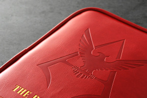 お薬手帳、出る！「ガンダム」連邦軍、シャア、ザビ家をデザイン！お薬手帳ケースで通院グッズをすっきり収納 画像