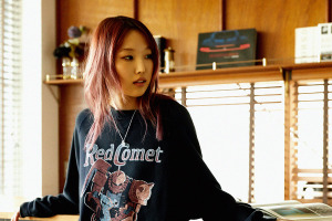 「ガンダム」ガンダム＆シャアザクの古着感がオシャレ！スウェットシャツ登場 画像