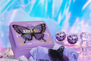 「ANNA SUI」キラキラときめきMAXのバスボールが！アナ・スイ女史監修のティーローズの香り＆限定ヘアバンド付きセットも 画像