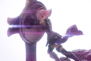 儚くも美しい笑顔…「FGO」劇場版アニメ「終局特異点 冠位時間神殿ソロモン」より、主人公をかばうマシュがフィギュアに 画像