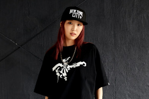 「ガンダム」シャアザクの“あのキック”がTシャツに！ ストリートテイストのTシャツ＆コーチジャケット登場【STRICT-G】 画像