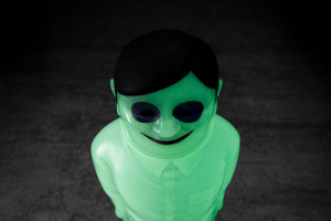 「ダンダダン」セルポ星人が不敵な笑みで…“バナナをください”!? 暗闇で光るフィギュアで登場 画像