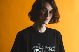 「笑ゥせぇるすまん」喪黒福造の“ドーン!!!!”Tシャツで、ココロのスキマも埋まる♪ 日常使いなアパレル登場 画像