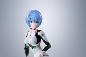 「ヱヴァ新劇場版」綾波レイがプラグスーツ姿でフィギュア化！ 柔らかなポージング＆5種の表情パーツも 画像