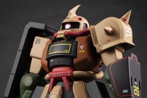 アフリカ戦線を支えた機体ザク・デザートタイプがフィギュア化！両腕で武器を構えたり、しゃがんで撃ったりと自然なポージングを実現！ 画像