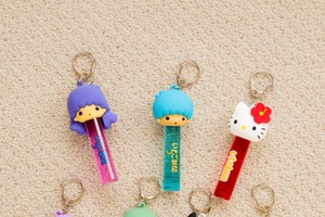 サンリオ「月刊いちご新聞」デザインのキーホルダー、親子コーデが楽しめるニットなど♪ LOWRYS FARMコラボアイテム 画像