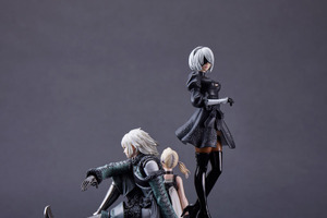 「NieR」2B＆“Replicant”の主人公＆白い少女(フィオ)が夢の共演…！ 15周年記念のグッズBOXが登場 画像