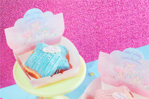 「セサミストリート」アビー×「サンリオ」リトルツインスターズが初コラボ！キュートなグッズやカフェメニューも展開♪ 画像