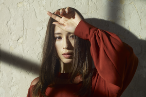 Uru　J-POP界の珠玉の名曲「エイリアンズ」のカバーで聴かせるヴォーカル力！リリックビデオを公開 画像