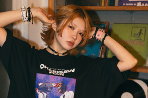 「チェンソーマン」レゼ “デンジ君みたいな面白い人はじめて”Tシャツや、“VSボム”トートも！クールなアパレル・グッズ登場 画像