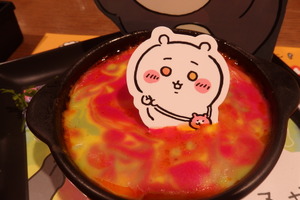 「ちいかわレストラン」に“あ・く・む”到来!? 討伐フェアに“ご機嫌なあのこのパンケーキ”やさすまた風フォークが！ 画像