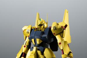 シンプルな武装とスタイリッシュな造形に惚れ惚れ！金色に輝く「百式」が立体化！特徴的な4種類の頭部センサーも付属 画像