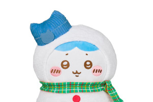 「ちいかわ」がゆきだるまになっちゃった…ってコト!? “あのこ”のフワフワポーチなど冬を彩るデザイングッズが当たる「エニマイくじ」 画像