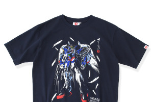 「ガンダムW」ウイングガンダムゼロ＆新機体クロークドカスタムを大胆デザイン！ 筆絵タッチの躍動感溢れるTシャツ登場 画像
