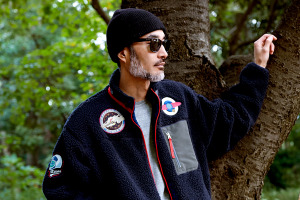 「Zガンダム」A.E.U.G.&「鉄血のオルフェンズ」鉄華団がモチーフ！暖かみのあるボアジャケット登場 画像