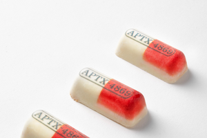 「名探偵コナン」APTX-4869がチョコに!? 怪盗キッドや新一＆蘭はハートのスイーツで♪ オリジナルグッズも注目 画像