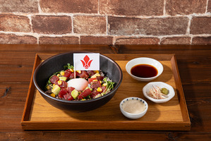 「ガンダム　鉄血のオルフェンズ」“俺たちは家族だ！鉄華丼”、バルバトスの“メイス”をイメージしたチーズドッグなど…10周年記念カフェがオープン 画像