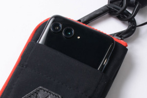 「ガンダム」シャアをイメージ！“見せてもらおうか。特別仕様の性能とやらを！” コラボバック3種登場 画像