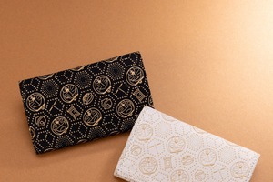 「ドラえもん」ワンランク上の大人っぽアイテムを持ち歩こう！ 甲州印伝の新作ミニウォレット＆復刻版カードケースが登場 画像