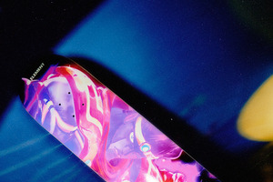 買わないなんてやれやれだぜ…「ジョジョ」第3部の世界観をデザインした限定スケートボード発売 画像