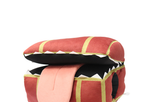 「葬送のフリーレン」ミミックに食われる体験ができちゃう!? クッションやへアゴムなど雑貨アイテムがイオンに登場 画像