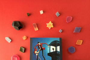 「ルパン」マモーも欲しがる!? 「VS複製人間」“賢者の石”が琥珀糖に♪ まるで宝石のようなお菓子が発売 画像