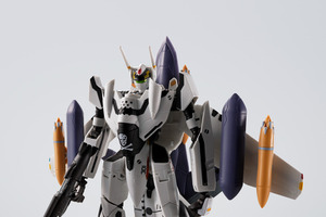 「マクロスゼロ」若き日のロイ・フォッカーが駆る“VF-0S”、最強装備で再登場！三段変形が楽しめる＆スカルマークの専用台座付属 画像