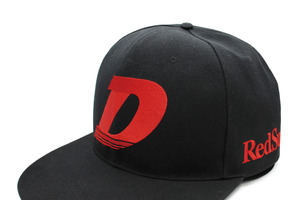 大きすぎる…!?「頭文字D」頭周り90センチの“ビッグキャップ”登場 「東京オートサロン2026」で先行販売 画像