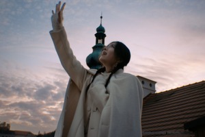 まるでフリーレンの世界。milet新曲MVは“魔法の都市”プラハで撮影｜アニメ第2期ED「The Story of Us」配信 画像