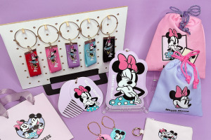 ミニーマウスのレトロな可愛さにキュン♪ 全25品がキャンドゥに登場！ポーチやコーム＆ミラーなどがラインナップ 画像