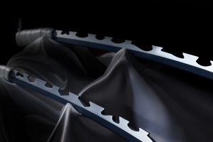 「鬼滅の刃」猪突猛進!!猪突猛進!! 伊之助の日輪刀が約1／1サイズで立体化！完全なりきり可能♪ 二刀流ギミックも注目 画像