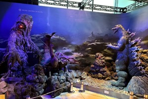 「ゴジラ」ド迫力!! 対峙するゴジラとへドラ、エビラがお出迎え！ホテルグレイスリー新宿に新ジオラマ登場 画像