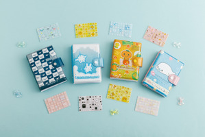 シール帳、デニムポーチ…あの頃思い出す！「まめゴマ」「モノクロブー」ほか00年代サンエックスキャラがグッズ化 画像