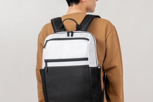 「頭文字D」藤原拓海の愛車“ハチロク”がPCリュックに!? “かついでくれオレのハチロク!!” 画像