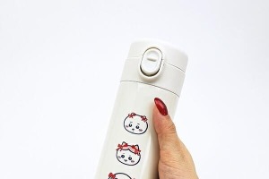 「ちいかわ」好きにはたまらない…♪ 赤いリボンと妖精姿が超キュート！ 癒しの表情あふれるコンパクトサイズのワンタッチステンレスボトルが登場 画像
