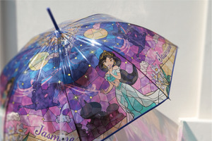 幻想的なデザインにうっとり…♪ ディズニープリンセスモチーフのビニール傘が再入荷！ステンドグラス風デザインが美しい 画像