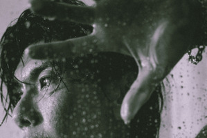 声優・佐藤拓也をセクシーに暴く…！高級ホテルのスイートルームでの色気満載ショットが眼福♪  20周年記念写真集先行カット 画像