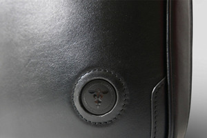 「PSYCHO-PASS」ビジネスシーンでの相棒に◎ オール防水本革のシティリュックが登場 “私のリュックは私が決める。” 画像