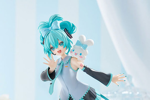 お揃いのリボンと髪型で笑顔のポーズ♪ 初音ミク×シナモンのコラボフィギュアが登場！ 肩にちょこんと乗ったシナモンもキュート♪ 画像
