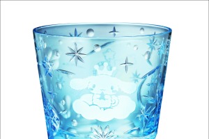 キラキラ光るシナモンが眩しい…！「サンリオ」シナモロールがデザインされた限定500個の江戸切子グラス登場 画像