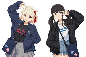 「リコリコ」千束＆たきなとおそろコーデで出かけよう♪ 制作スタッフの描き下ろしイラストを使用した新作Tシャツも登場 画像