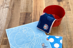 「ドラえもん」どこでもドアやスモールライトをキュートに刺繍♪ 春っぽハンカチ＆トートバッグが登場☆ 画像