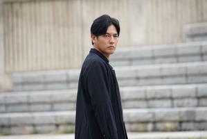 映画「アギト」氷川誠（要潤）に、ツートーンへアスタイルの速見（はんにゃ・金田）ら超能力者たちも！ 新場面写真が到着 画像