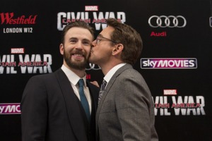 アイアンマンとキャップテン・アメリカがまさかのキス?!　「シビル・ウォー」UKプレミアでサプライズ 画像