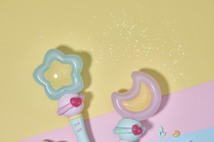 「ぴえろ魔法少女」最新作「魔法の姉妹ルルットリリィ」変身＆魔法アイテムが商品化！“変身モード”や録り下ろしボイス搭載 画像