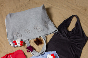 「ハローキティ」ビーチがテーマ♪ ATTISESSIONとのコラボ・春夏限定の6アイテムが登場！ 画像