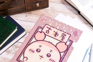 「ちいかわ」古本屋のキラッキラグッズが展開！ホログラムが輝くステッカー＆ファイルが登場♪ 画像