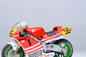 バイクマンガの金字塔「バリバリ伝説」巨摩郡の「WGP500」挑戦時の愛機・NSR500が立体化！ 「大阪モーターサイクルショー」でも販売・展示 画像