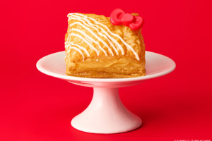 ハローキティ×りんごが大人可愛い＆美味しい♪ クーラーバッグやミニプレートも！焼きたてカスタードアップルパイ専門店「RINGO」コラボ　 画像